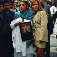 Carla Estrada y la gran actriz Katy Jurado en el paseo de la fama de Hollywood