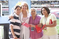 Carla y su equipo en el Estadio Azteca