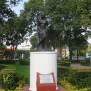 Estatua de Carla Estrada en el Jardín de los Grandes Valores en la Ciudad de México