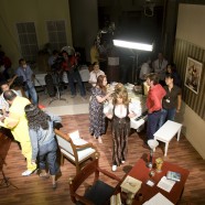 Carla Estrada dirigiendo una escena de Sortilegio